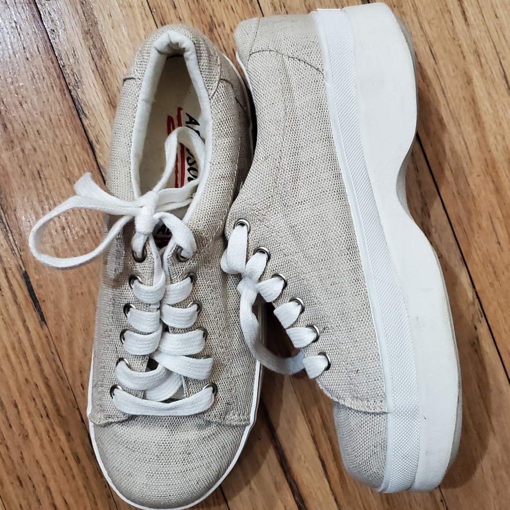 Vintage Aerosoles Platform Sneakers